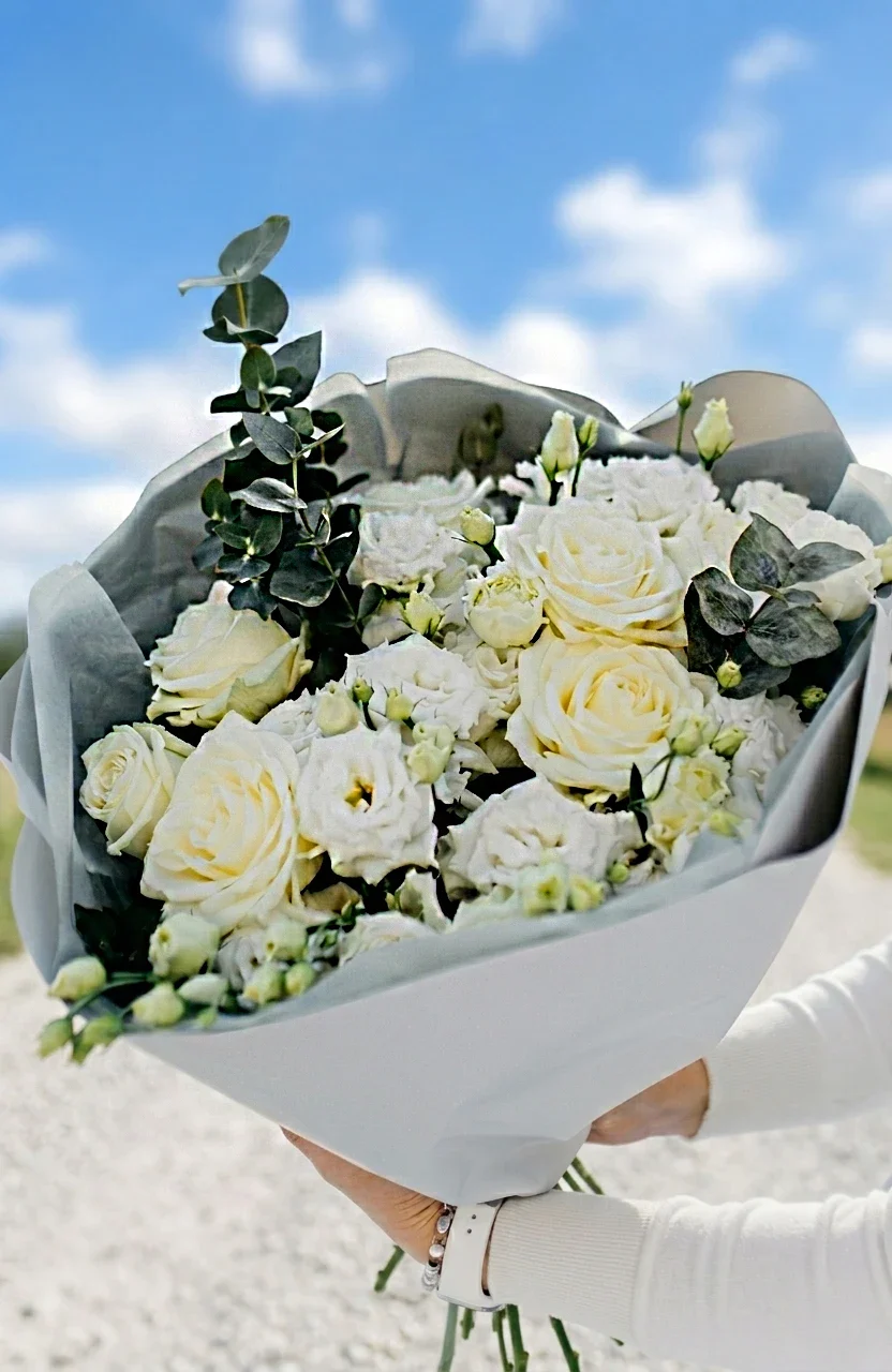 Eustoma biała z białą różą na 8 marca