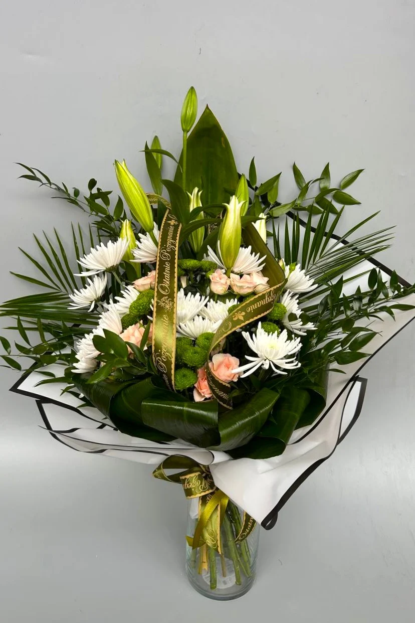 Bukiet pogrzebowy z różami i lilią