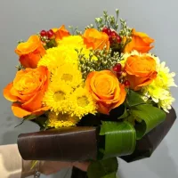 Bukiet pomarańczowych róż z margerytkami