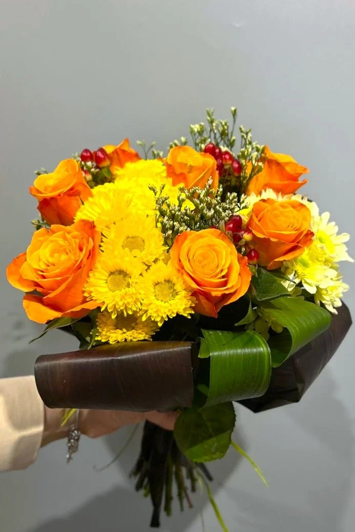 Bukiet pomarańczowych róż z margerytkami