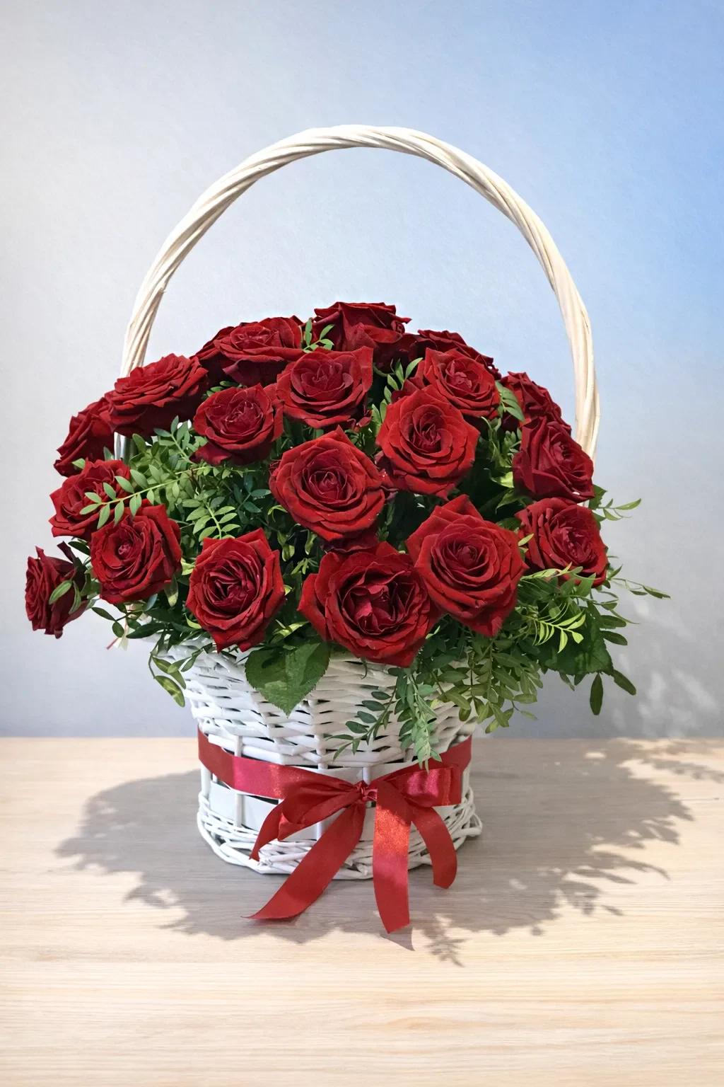 Czerwone róże w koszu na 8 marca