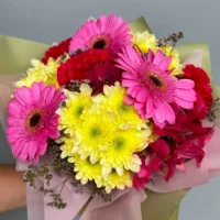 Kolorowy bukiet z goździkami i gerberami