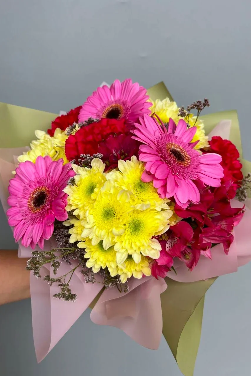 Kolorowy bukiet z goździkami i gerberami