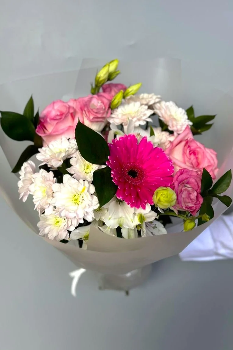 Ogród Obfitości z eustomą i różą