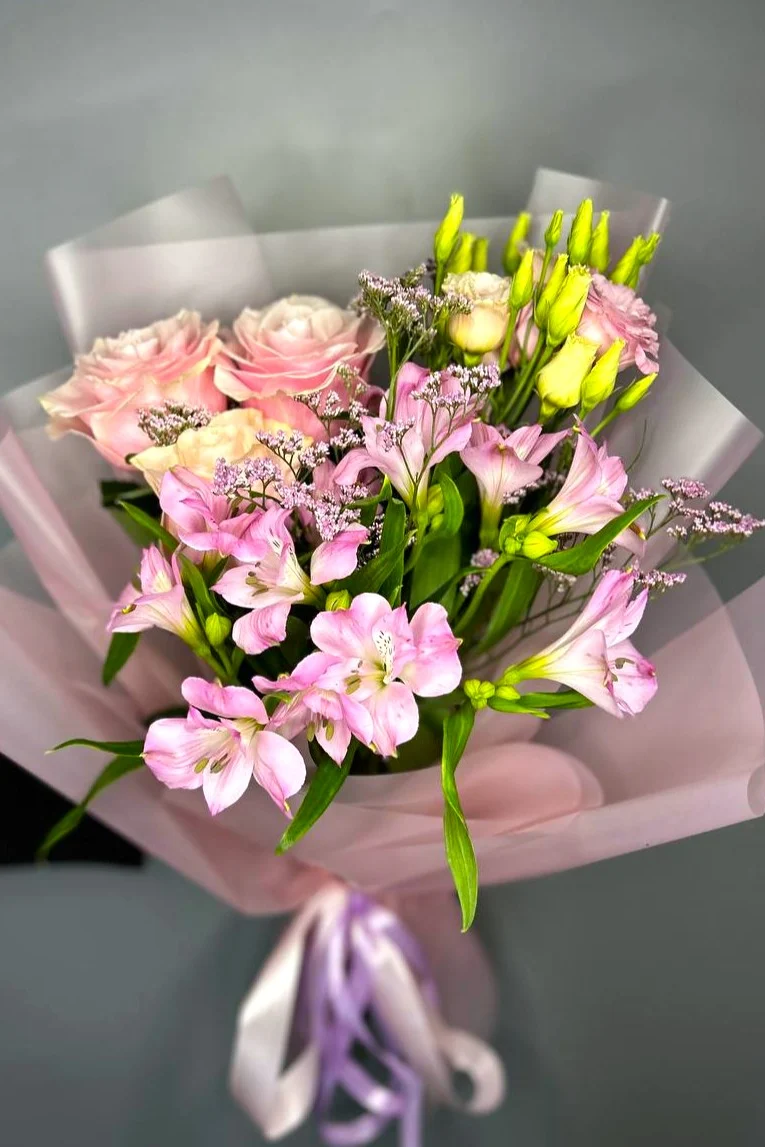 Bukiet w różowych tonach z różami i alstromerią