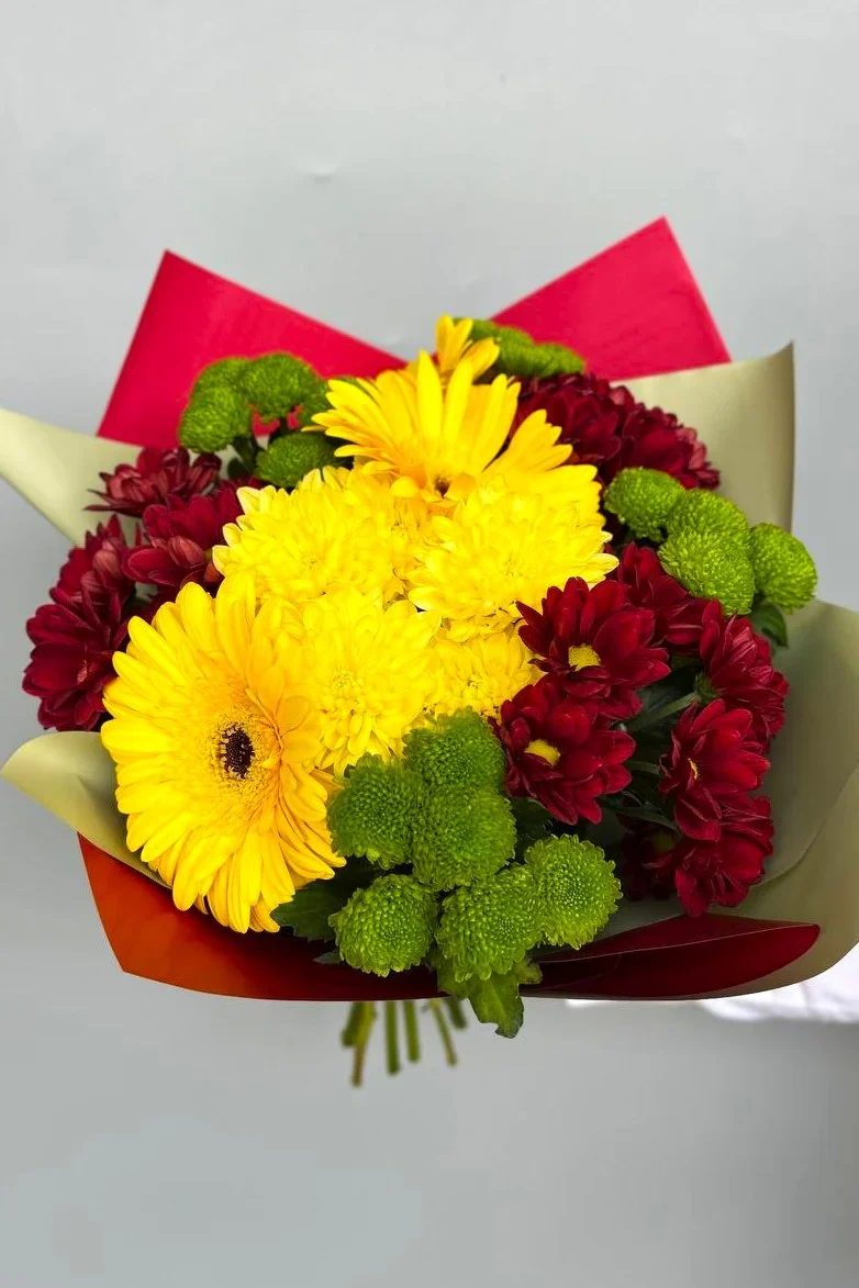 Słoneczny blask – bukiet z gerberą i santini