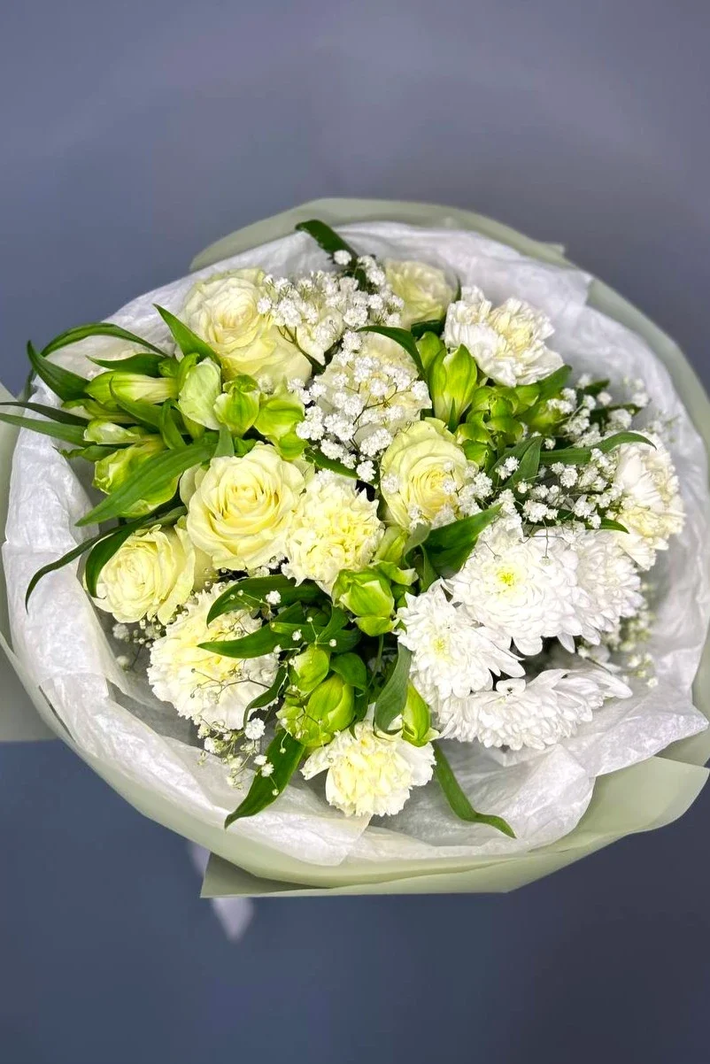 Subtelny bukiet w białych i kremowych tonach